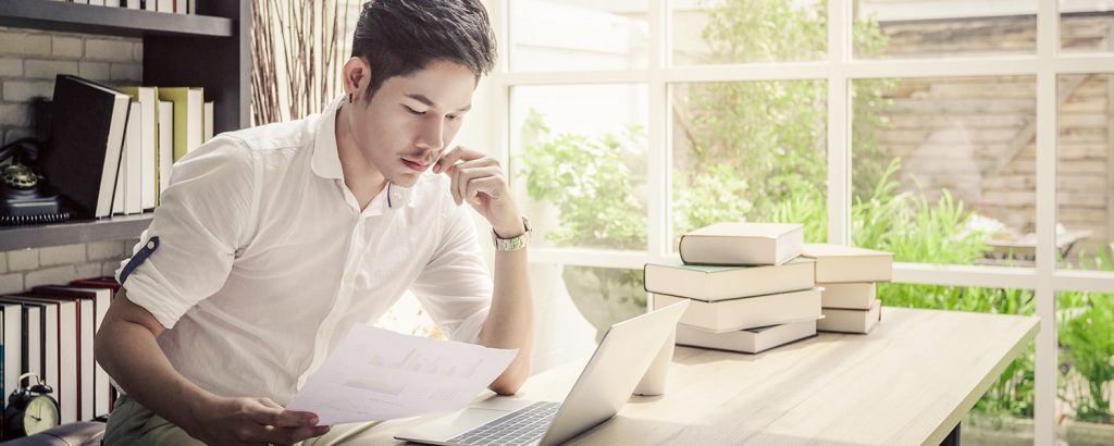 Calculating ROI on Advertising | Calculating ROAS | Man Analyzes Report